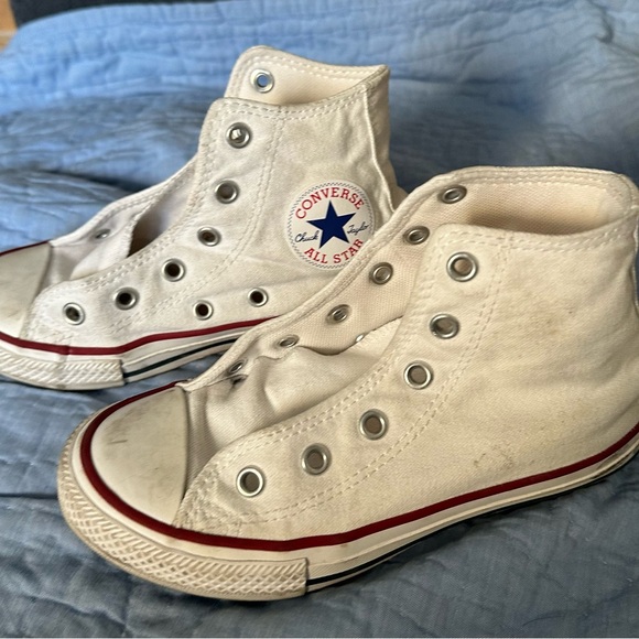 Converse Classic Chuck Taylor ALL STAR High tops in WHITE. Gently Used - Picture 4 of 8